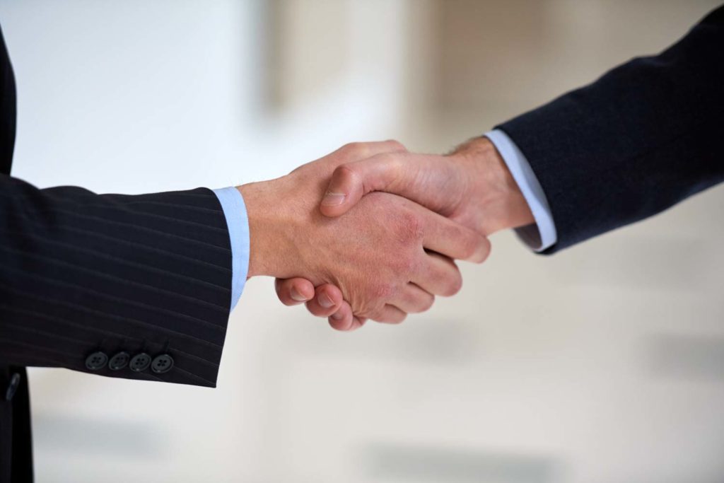 Poignée de main pour la confiance et le contact avec nos clients chez Consilium